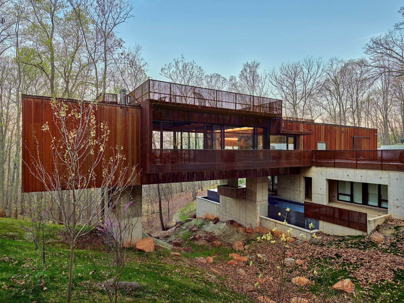 Night Song Bridge House: A Sustainable Retreat in the Woods