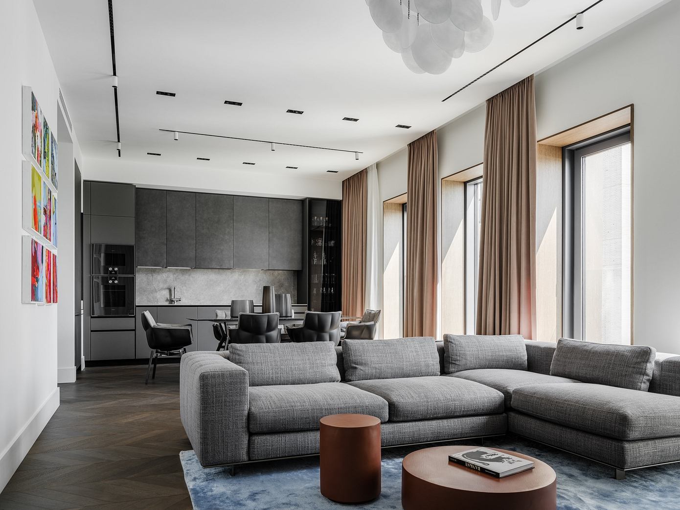 Modern Apartment with Vibrant Contemporary Art: A Harmonious Balance of Light and Dark Tones in Moscow