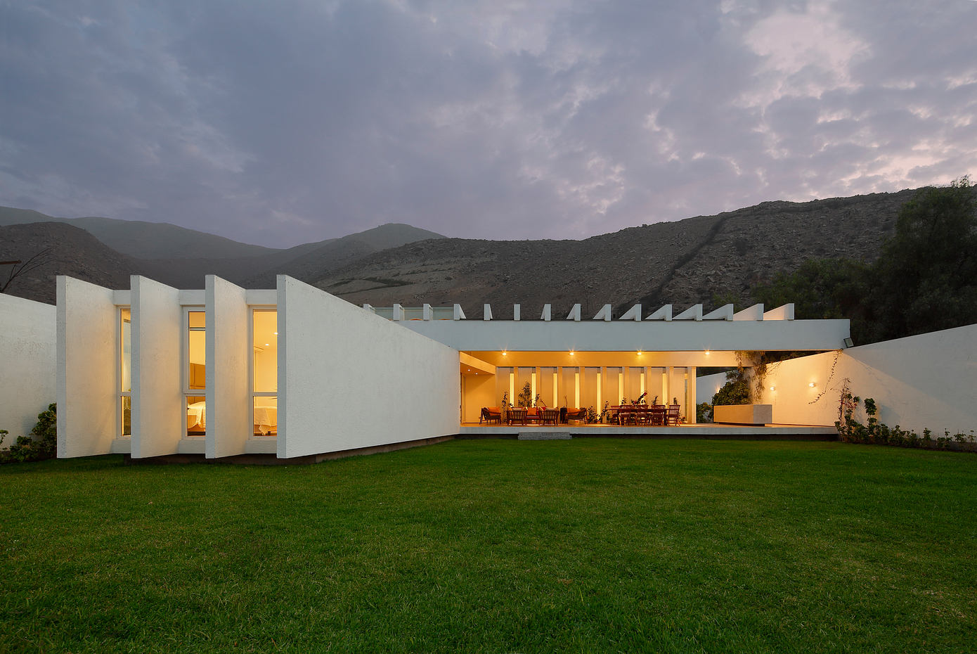 Los Cóndores House: Modern Mountain Retreat in Chaclacayo