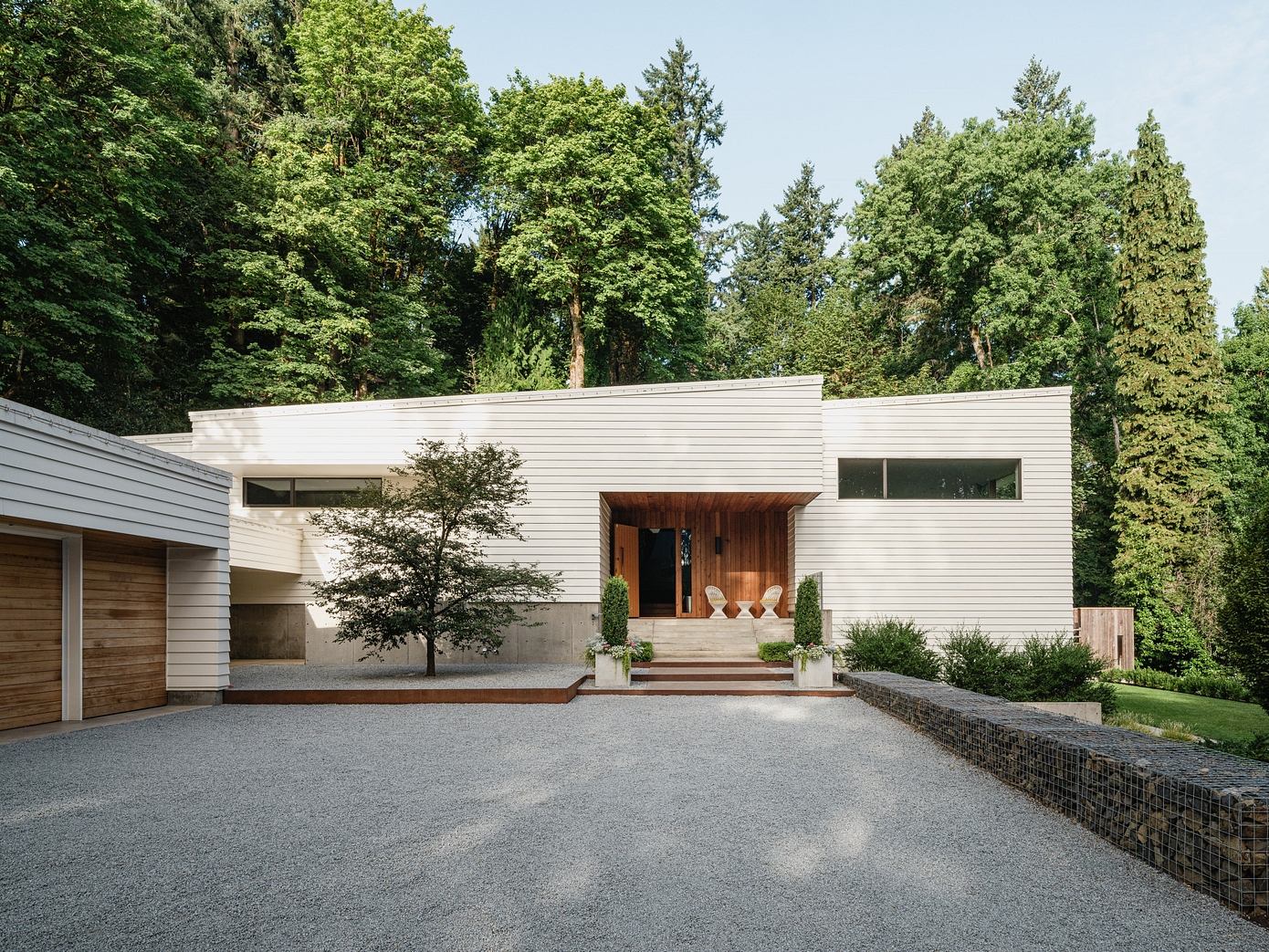 Idea House: Modern Design Meets Nature in Lake Oswego