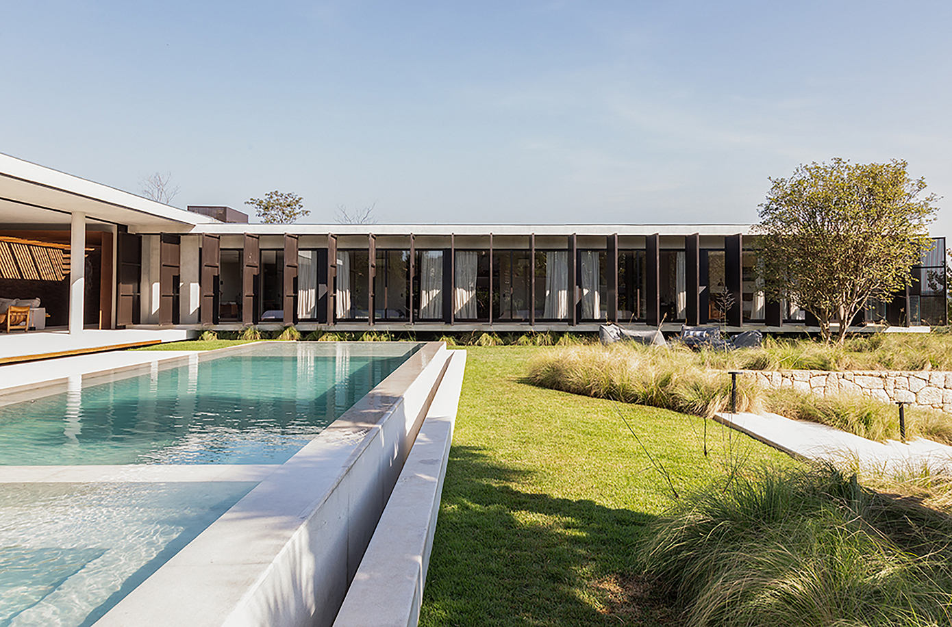 LR Residence Includes Infinity Pool and Courtyard