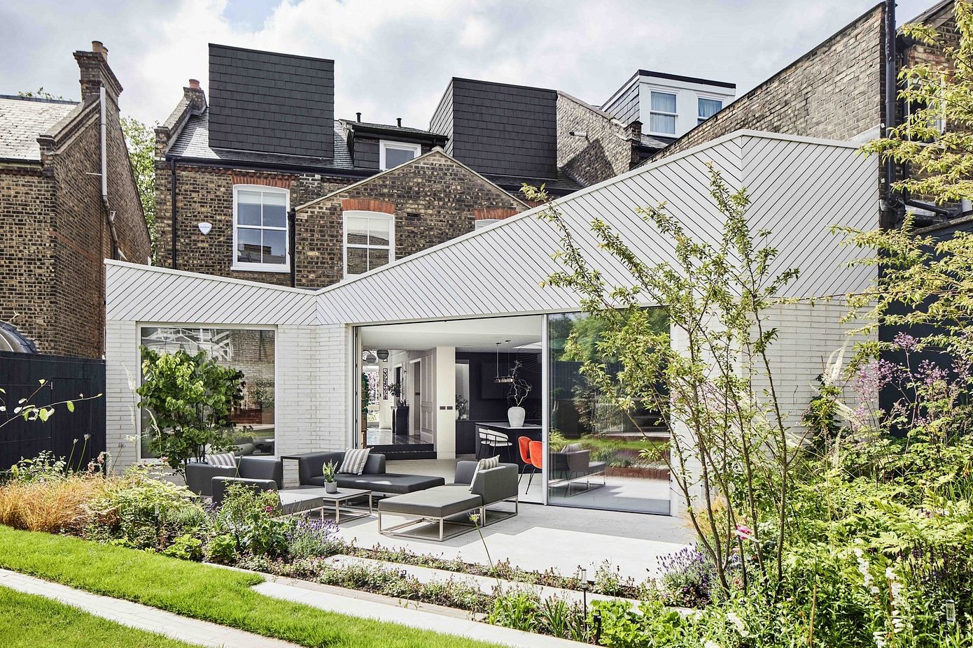 Mountview Road by Mulroy Architects Channels Australian Light