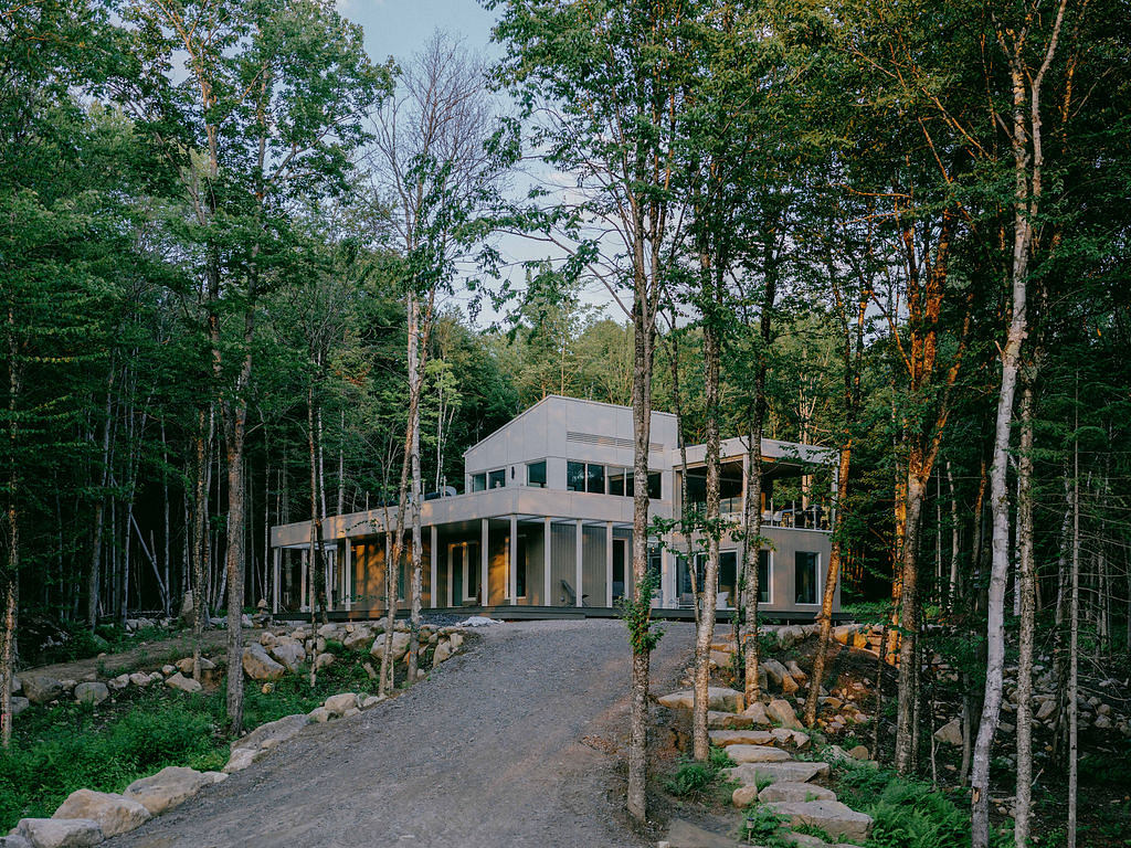 Résidence des Sables Offers Treehouse-Like Living on Lake Saint-Joseph