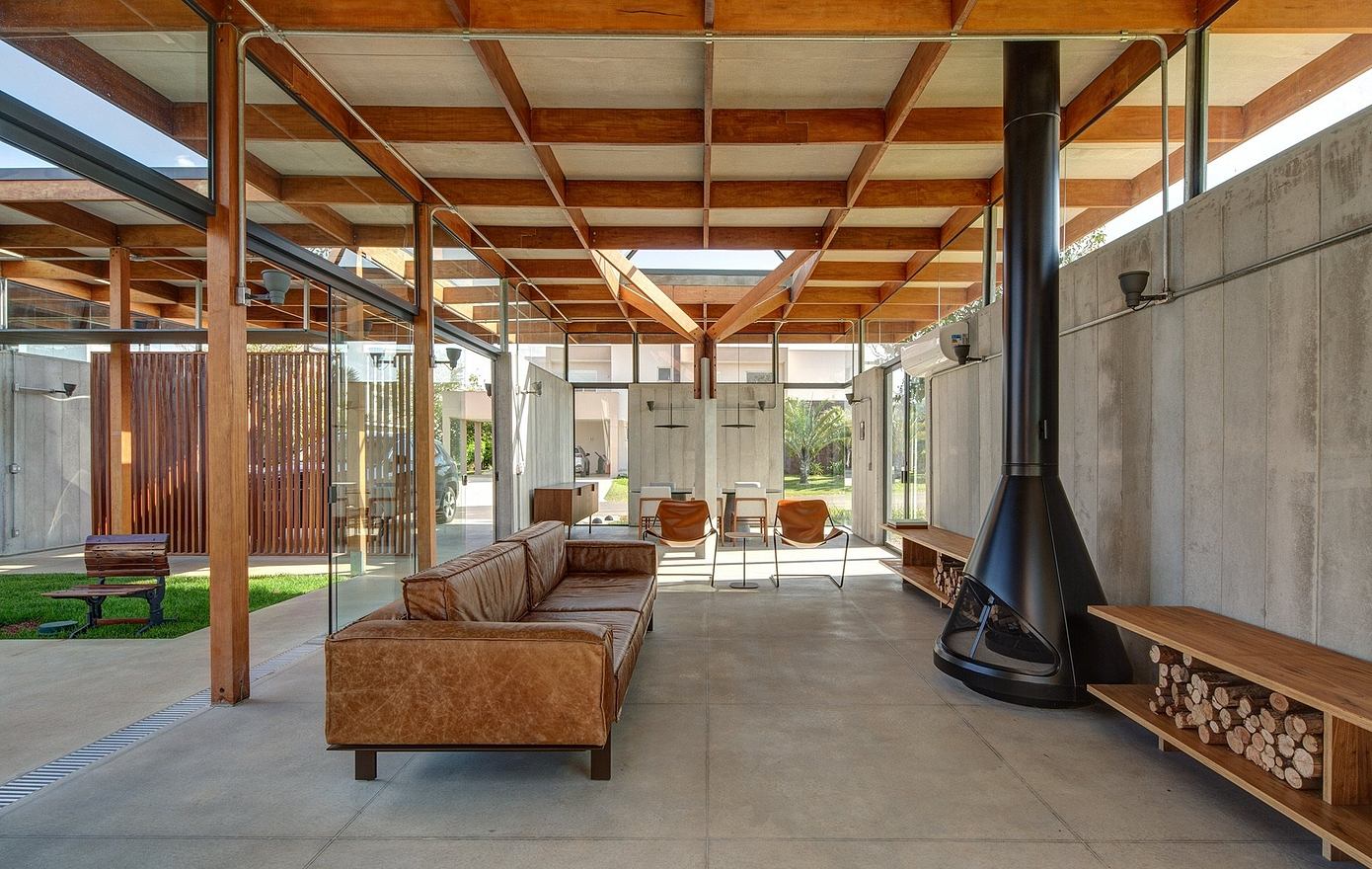 Casa Serra Azul Captures Poetic Quality with Wooden Cloud-like Roof