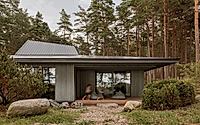 002-uzv-design-offers-harmonious-coastal-retreat-in-latvia.jpg