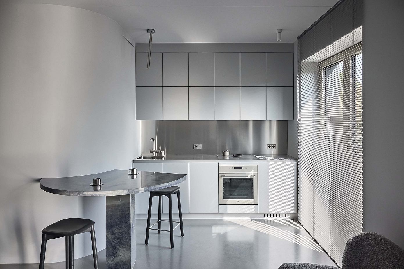 I.T. Small Apartment Highlights Artistic Expression and Functionality