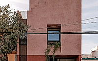 011-ederlezi-house-in-mexico-boasts-a-red-zigzag-exterior-by-practica.jpg