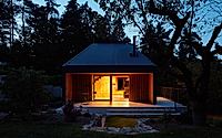 016-skylight-hut-by-atelier-hajny-evokes-a-classic-wood-cabin.jpg