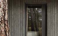 016-uzv-design-offers-harmonious-coastal-retreat-in-latvia.jpg