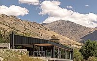 017-lake-hayes-home-is-packed-with-texture-in-the-north-of-arrowtown.jpg