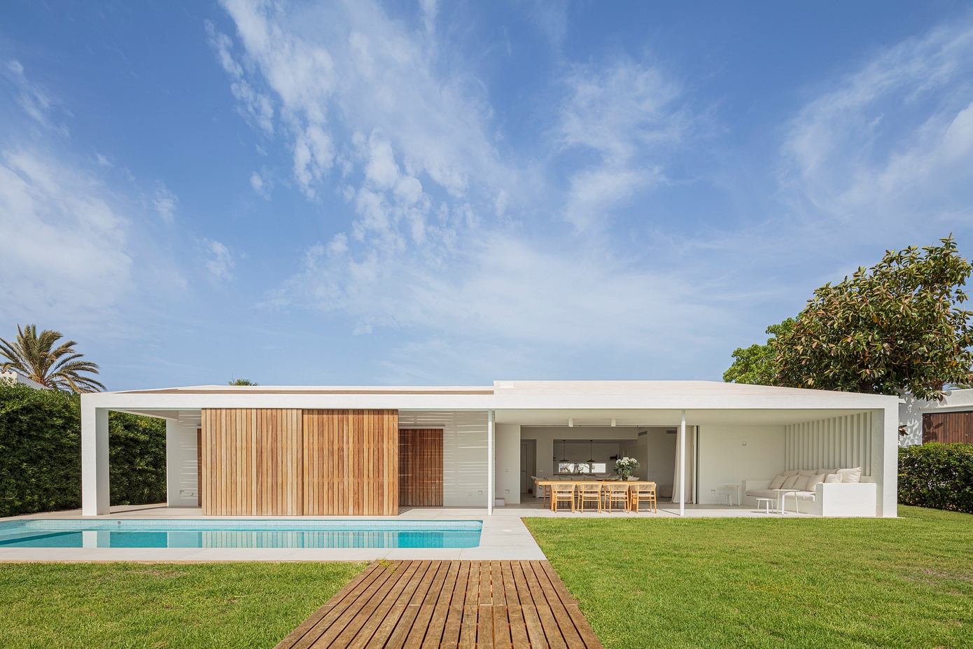 Casa E+E Reflects Elegant Minimalism by GM Arquitecto