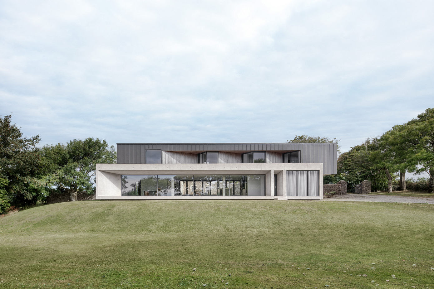 Castle High: Hyde + Hyde Architects Redesign Welsh Farmhouse