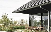 010-villa-ruwiels-asymmetrical-roof-echoes-traditional-dutch-barns.jpg