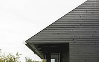011-villa-ruwiels-asymmetrical-roof-echoes-traditional-dutch-barns.jpg