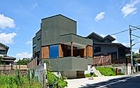 014-hokusutsu-polygon-house-combines-greenbelt-with-hilly-streetscape.jpg