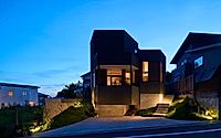017-hokusutsu-polygon-house-combines-greenbelt-with-hilly-streetscape.jpg