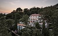 017-villa-m-by-pierattelli-architetture-modernizes-1950s-florence-estate.jpg