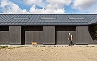 021-weald-house-mirrors-remote-kent-meadows-with-sleek-roof-tiles.jpg