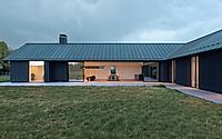 023-weald-house-mirrors-remote-kent-meadows-with-sleek-roof-tiles.jpg