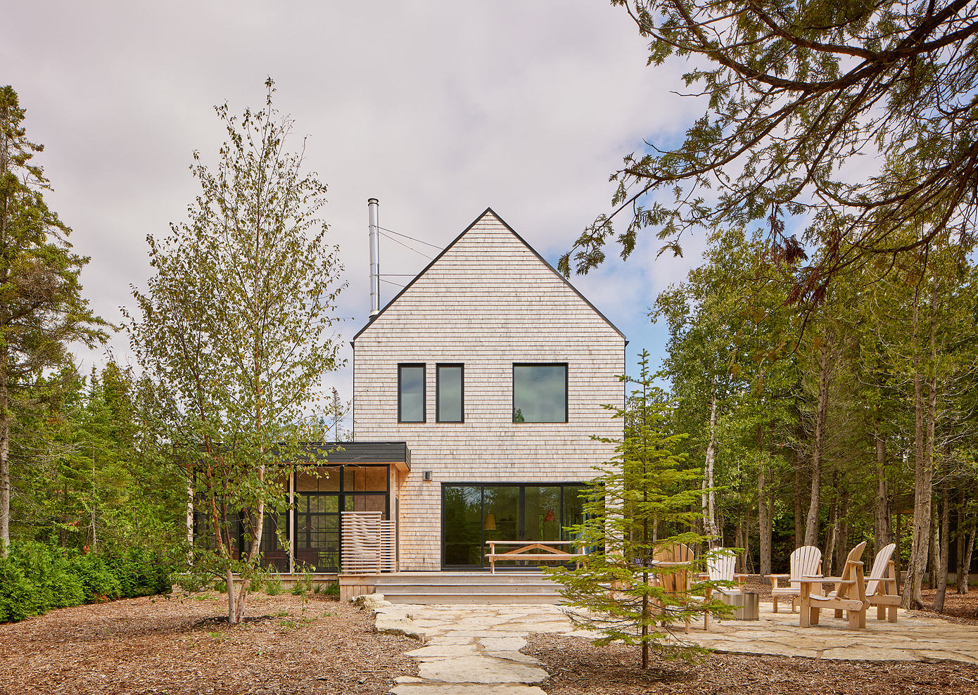 Peninsula House by Solares Architecture Is a Modern Coastal Retreat