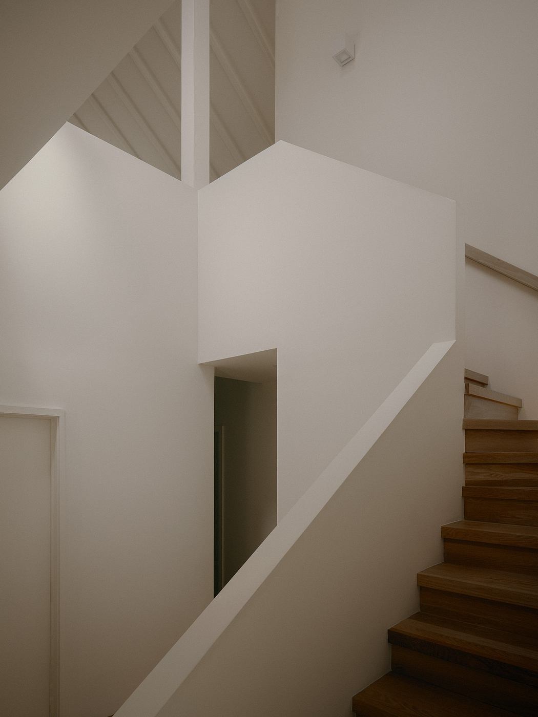 Modern staircase with clean lines and contrasting tones in the interior.
