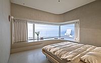 007-holiday-home-at-the-seaside-features-minimalism-to-emphasise-ocean-views.jpg