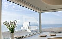 008-holiday-home-at-the-seaside-features-minimalism-to-emphasise-ocean-views.jpg