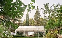 012-kresta-garden-house-01-reinterprets-greenhouse.jpg