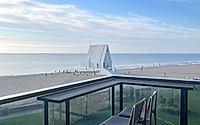 013-holiday-home-at-the-seaside-features-minimalism-to-emphasise-ocean-views.jpg