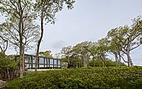 018-frame-house-by-worrell-yeung-overlooks-gardiners-bay.jpg