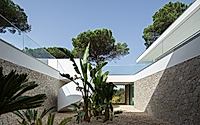 008-pedroso-i-house-nestled-by-raulino-silva.jpg