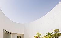 009-white-fortress-by-taep-aap-enveloped-by-thick-walls-in-kuwait.jpg