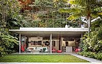 010-itauna-house-by-siqueiraazul-renews-a-niemeyer-design-in-brazil.jpg