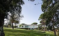 010-pedroso-i-house-nestled-by-raulino-silva.jpg