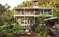 001-tantalus-studio-residence-blends-timeless-midcentury-design-with-nature.jpg