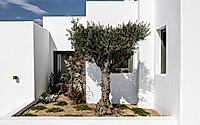 012-kyanos-villa-is-a-breathtaking-ode-to-modern-architecture-in-mykonos.jpg