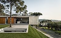 016-altos-house-combines-minimalism-and-nature-for-a-refined-brazilian-getaway.jpg