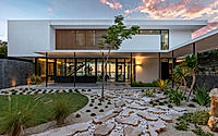 001-seathru-house-is-a-modern-florida-family-retreat-with-bayfront-views.jpg