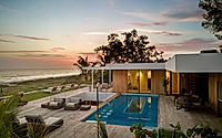 011-gulf-gardens-residence-transforms-1970s-house-into-thrilling-coastal-retreat.jpg