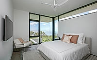012-seathru-house-is-a-modern-florida-family-retreat-with-bayfront-views.jpg