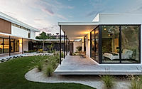 017-seathru-house-is-a-modern-florida-family-retreat-with-bayfront-views.jpg