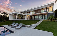 019-seathru-house-is-a-modern-florida-family-retreat-with-bayfront-views.jpg