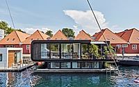001-floating-house-in-copenhagen-designed-by-garde-hvalsoe-offers-luxurious-boating-life.jpg
