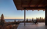 005-burnt-rock-olson-kundig-cabin-cantilevers-over-remote-minnesota-meadow.jpg