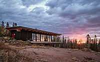 006-burnt-rock-olson-kundig-cabin-cantilevers-over-remote-minnesota-meadow.jpg