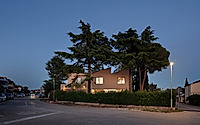 012-house-under-the-pines-by-konzola-arhitektura.jpg
