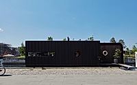 014-floating-house-in-copenhagen-designed-by-garde-hvalsoe-offers-luxurious-boating-life.jpg