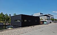 015-floating-house-in-copenhagen-designed-by-garde-hvalsoe-offers-luxurious-boating-life.jpg