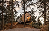 001-north-south-house-suspends-a-family-cabin-above-a-forested-ridge-site.jpg