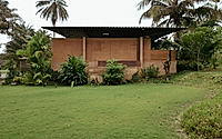 017-pavilion-essoa-double-curved-roof-cools-a-lagoon-edge-retreat-home.jpg